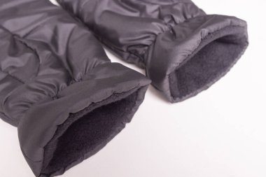 İzole edilmiş beyaz arka planda yünlü eldivenler..