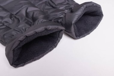 İzole edilmiş beyaz arka planda yünlü eldivenler..