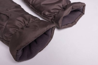 İzole edilmiş beyaz arka planda yünlü eldivenler..