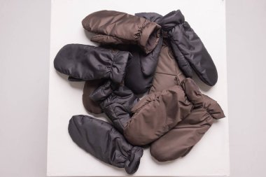 İzole edilmiş beyaz arka planda yünlü eldivenler..