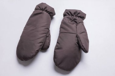 İzole edilmiş beyaz arka planda yünlü eldivenler..