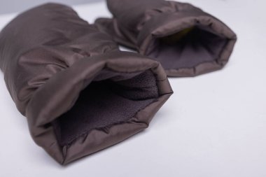 İzole edilmiş beyaz arka planda yünlü eldivenler..