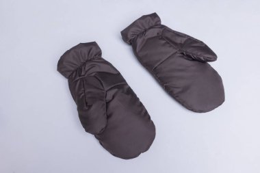 İzole edilmiş beyaz arka planda yünlü eldivenler..