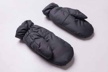 İzole edilmiş beyaz arka planda yünlü eldivenler..