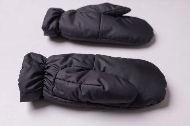 İzole edilmiş beyaz arka planda yünlü eldivenler..