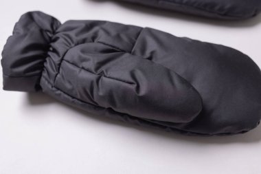 İzole edilmiş beyaz arka planda yünlü eldivenler..