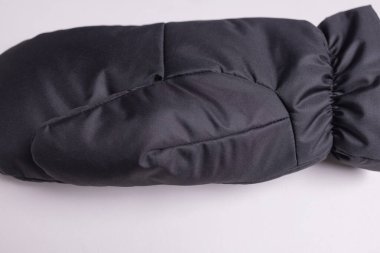 İzole edilmiş beyaz arka planda yünlü eldivenler..