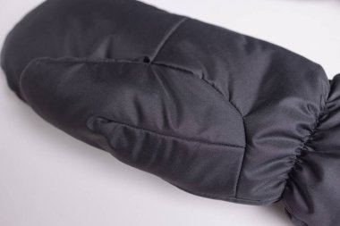 İzole edilmiş beyaz arka planda yünlü eldivenler..