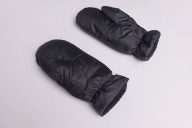 İzole edilmiş beyaz arka planda yünlü eldivenler..