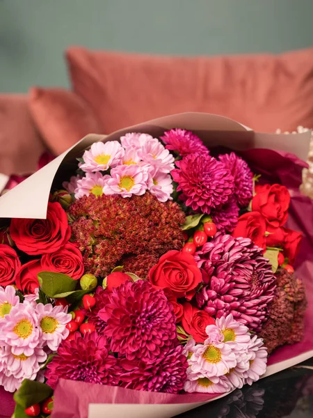 Çok sayıda farklı çiçek jölesiyle yakın plan renkli bahar çiçeği..