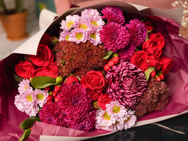 Close-up bunten Frühlingsstrauß mit vielen verschiedenen Blumen Gelee. — Stockfoto