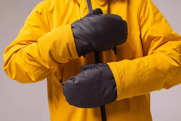 Χειμώνας πλεκτά μάλλινα γάντια σε απομονωμένο λευκό φόντο. — Φωτογραφία Αρχείου