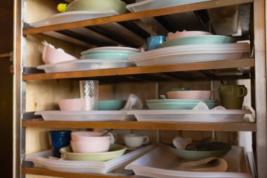 Gastromik bir operasyonda kirli tabaklarla dolu bir tepsi arabası..