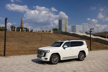 Ufa, Rusya. 6 Ağustos 2021 Japon markası Toyota Land Cruiser 300 Premium. SUV, 4x4. Güvenilir ve güzel bir araba..