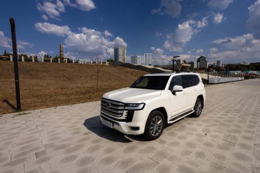 Ufa, Rusya. 6 Ağustos 2021 Japon markası Toyota Land Cruiser 300 Premium. SUV, 4x4. Güvenilir ve güzel bir araba..