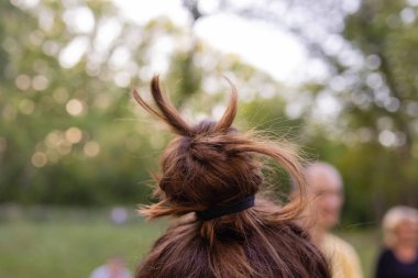Lastik bantları at kuyruğuna bağlayan sevimli küçük kız..