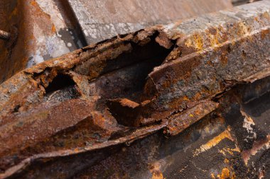 Yazı tipi fındıklı paslı cıvata.