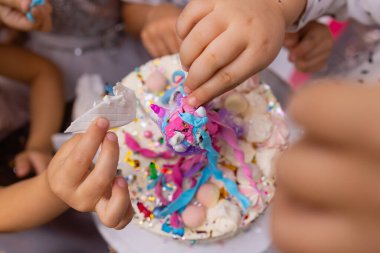 Dört mum bu deniz temalı renkli doğum günü pastasının tepesinde yanmayı bekliyor, rengarenk krema, şeker ve yenilebilir sim ile süslenmiş..