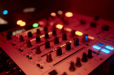Ses üreticisi için karıştırma konsolu. Müzik. Ses. Ses kontrol cihazı. Yönetmenler uzak.