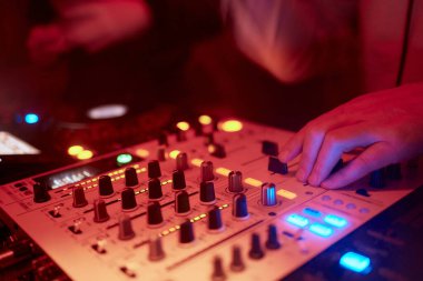 Ses üreticisi için karıştırma konsolu. Müzik. Ses. Ses kontrol cihazı. Yönetmenler uzak.
