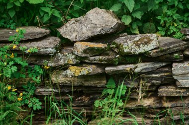 Taş duvar, duvar, duvar ustası. Tarihi anıt. Kuru taş ustalığı örneği.