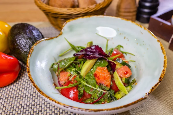 Menu diététique. Salade saine de légumes frais - tomates, avocats, roquette, radis et graines. — Photo