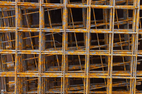 Bir yığın kaynak kablosu paslanmış..