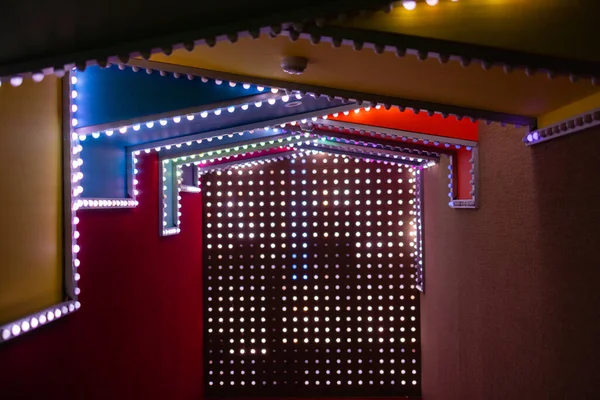 Many light bulbs, beautifully shine on the building in the evening — Stock Photo, Image