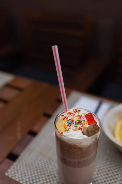 Milkshake chocolate smoothie with cookies on rustic wooden table close up in the coffee shop. — Fotografia de Stock