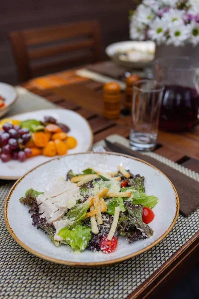 Belle salade Paléo verte saine aux petits pois et radis . — Photo