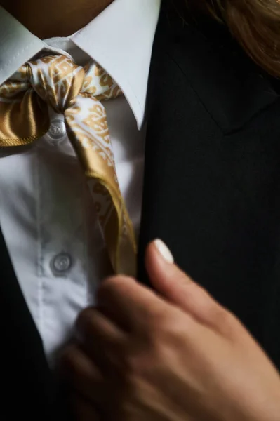 Fashion studio photo of sexy impassioned couple. handsome businesslike man in glasses,womans hand holding his tie. — Fotografia de Stock