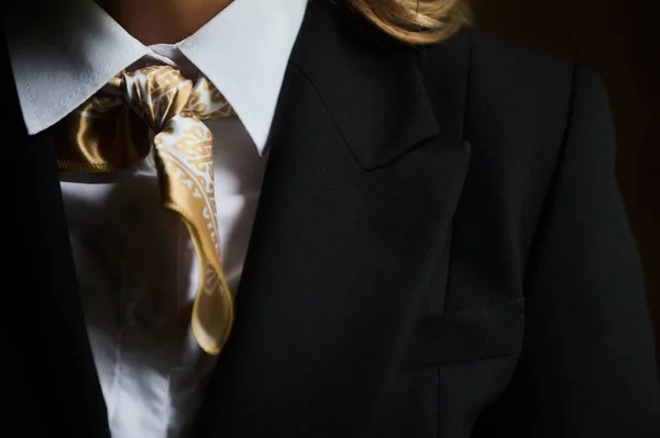 时尚工作室的性感激情夫妻的照片。戴着眼镜的英俊的生意人,女人手牵着他的领带. — 图库照片