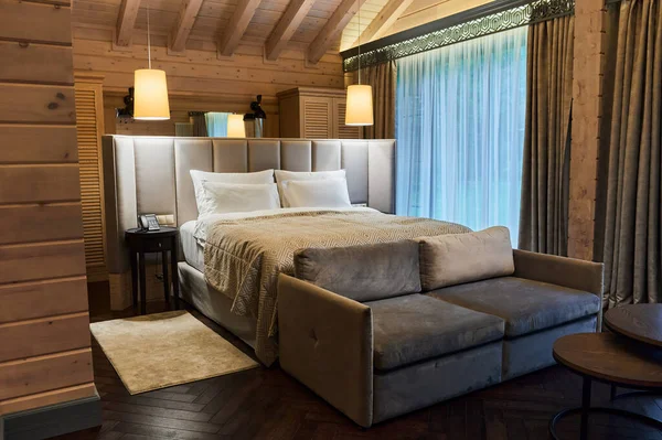 Hotelzimmer im Konzept zurück zur Natur in warmen Farben. — Stockfoto