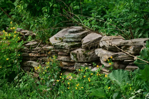 Mur de pierre maçonnerie sèche. Monument historique. Exemple de maçonnerie en pierre sèche. — Photo