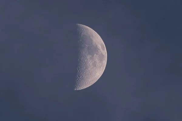 첫 분기의 반달 동안검은 하늘을 배경으로 고립. — 스톡 사진