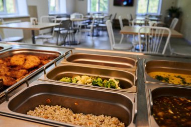 Halka açık yemek salonunda, çeşitli yemeklerden seçebilirsiniz..