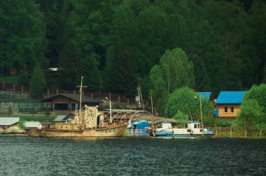 Ulusal Park Meshchersky 'de bahar geldi. Orman nehri açık mayıs günü.