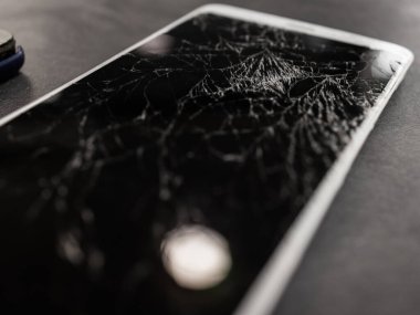 Kırık cep telefonu ekran, siyah, beyaz, kırpma yolu. Akıllı telefon İzleyicisi hasar kadar sahte. Cep telefonu crash ve tırmalamak. Telefon ekran cam vurmak. Aygıt sorun yok. Gadget'ı parçalamak, onarım gerekir.