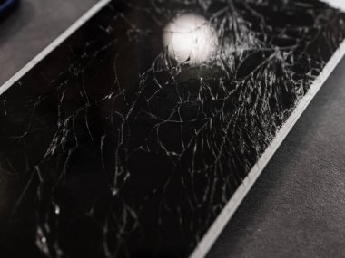 Kırık cep telefonu ekran, siyah, beyaz, kırpma yolu. Akıllı telefon İzleyicisi hasar kadar sahte. Cep telefonu crash ve tırmalamak. Telefon ekran cam vurmak. Aygıt sorun yok. Gadget'ı parçalamak, onarım gerekir.