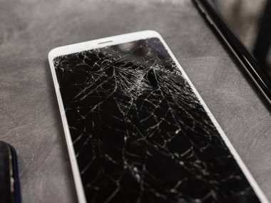 Kırık cep telefonu ekran, siyah, beyaz, kırpma yolu. Akıllı telefon İzleyicisi hasar kadar sahte. Cep telefonu crash ve tırmalamak. Telefon ekran cam vurmak. Aygıt sorun yok. Gadget'ı parçalamak, onarım gerekir.
