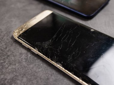 Kırık cep telefonu ekran, siyah, beyaz, kırpma yolu. Akıllı telefon İzleyicisi hasar kadar sahte. Cep telefonu crash ve tırmalamak. Telefon ekran cam vurmak. Aygıt sorun yok. Gadget'ı parçalamak, onarım gerekir.