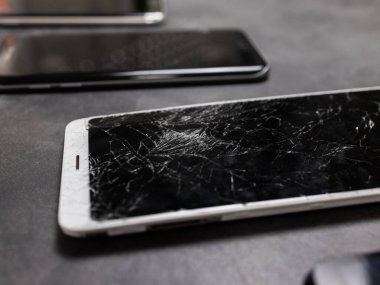 Kırık cep telefonu ekran, siyah, beyaz, kırpma yolu. Akıllı telefon İzleyicisi hasar kadar sahte. Cep telefonu crash ve tırmalamak. Telefon ekran cam vurmak. Aygıt sorun yok. Gadget'ı parçalamak, onarım gerekir.