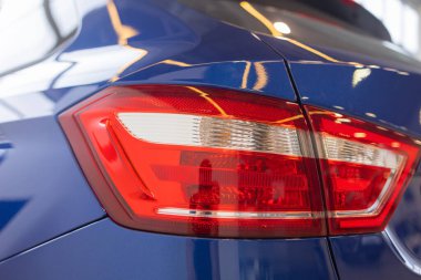 Mavi araba arka ışık yakın çekim. Parlak yeni parlak mavi araba boya.