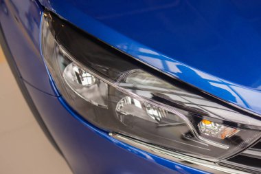 Modern araba mavi metalik yansımaları.