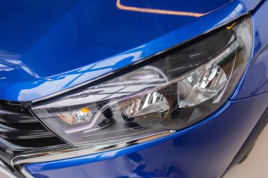 Modern araba mavi metalik yansımaları.