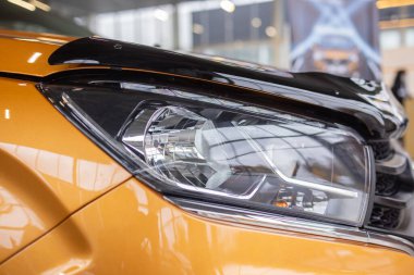 Turuncu araba farları. Dış görev ayrıntıları. Modern LED farlardan birinin detaylarını kapat..