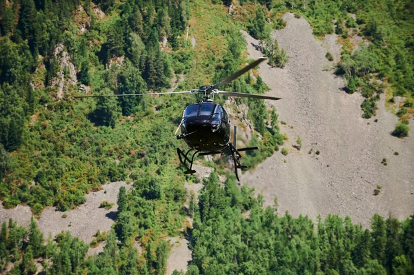 Altai Republic, Russia - 05 October, 2021: A blue helicopter in the mountains is landing. Skids are used instead of the chassis. — Stockfoto