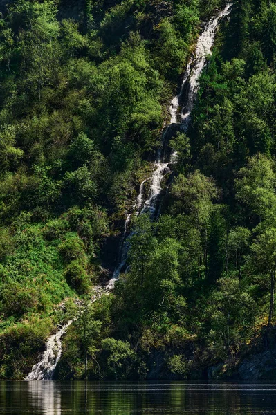 Cascade sur le rivage d'un lac de montagne. Tomber. Russie, République de l'Altaï, Lac Teletskoye, chute d'eau Ayu-Kechpes . — Photo