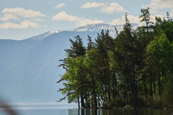 Lago Mokhovoe nas montanhas. Natureza do Monte Kolyvan. Altai Krai, Rússia. Paisagem com montanhas. — Fotografia de Stock