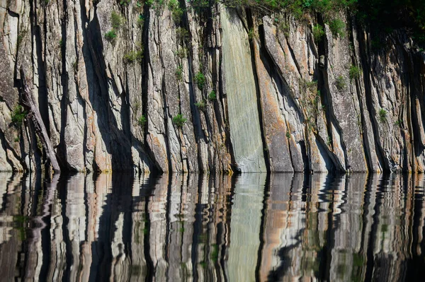 Camadas rochosas - formações coloridas de rochas empilhadas ao longo de centenas de anos. Fundo interessante com textura fascinante . — Fotografia de Stock